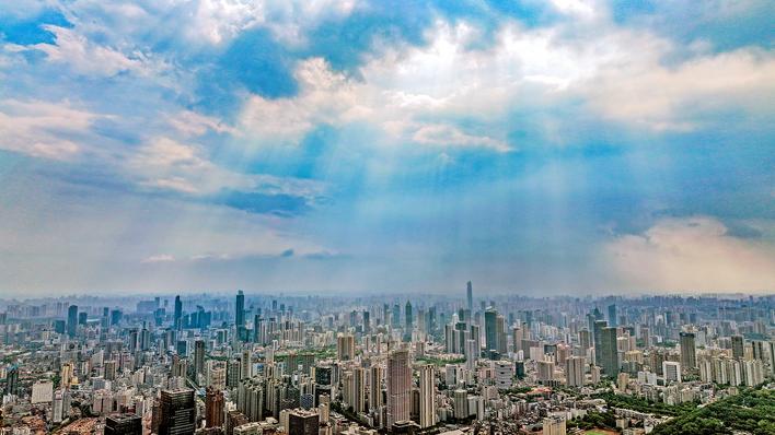 东边日出西边雨  一场“太阳雨” 暑气消几许