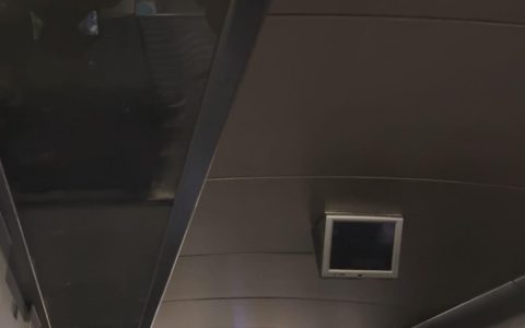 G7272列车抵达南京南站前停车停电，乘客：灯和冷气关闭，约20分钟恢复供电