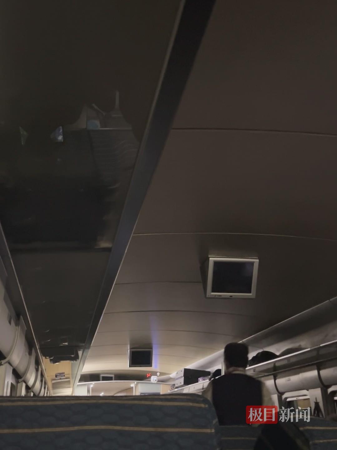 G7272列车抵达南京南站前停车停电，乘客：灯和冷气关闭，约20分钟恢复供电