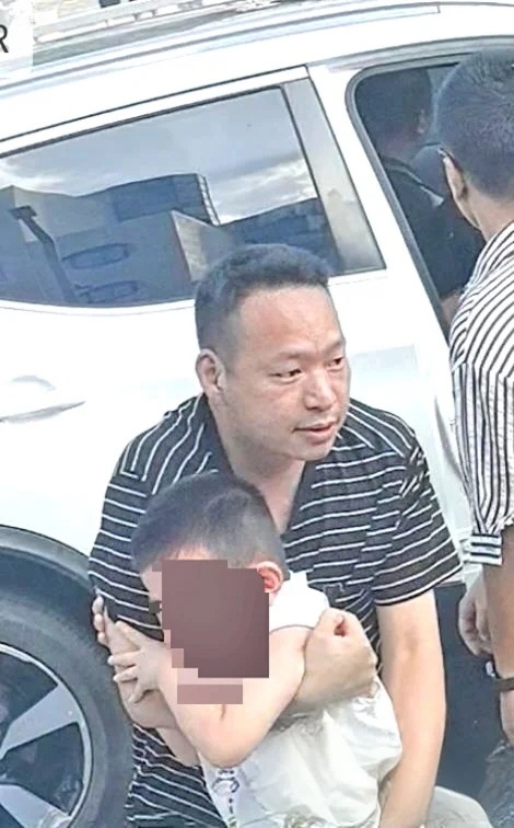 司机发病意识不清一群好人破窗施救 襄阳全网急寻救人“条纹哥”