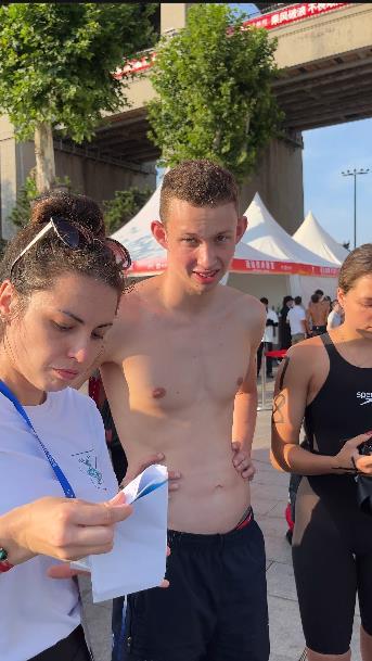 武汉7·16渡江节鸣枪开赛，2000多名“泳士”中流击水