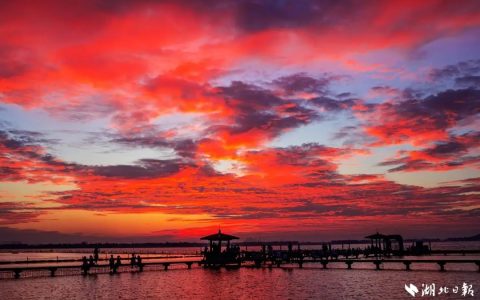 凌晨5点半，武汉上空出现绝美一幕！