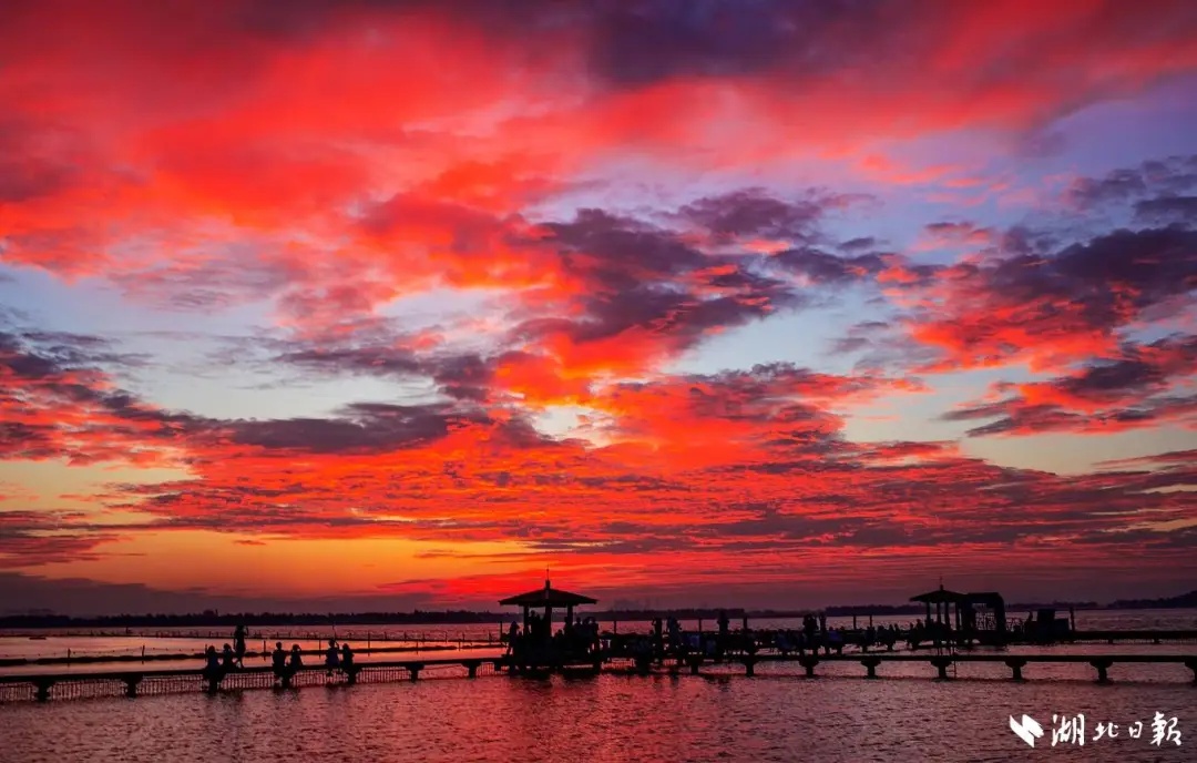 凌晨5点半，武汉上空出现绝美一幕！