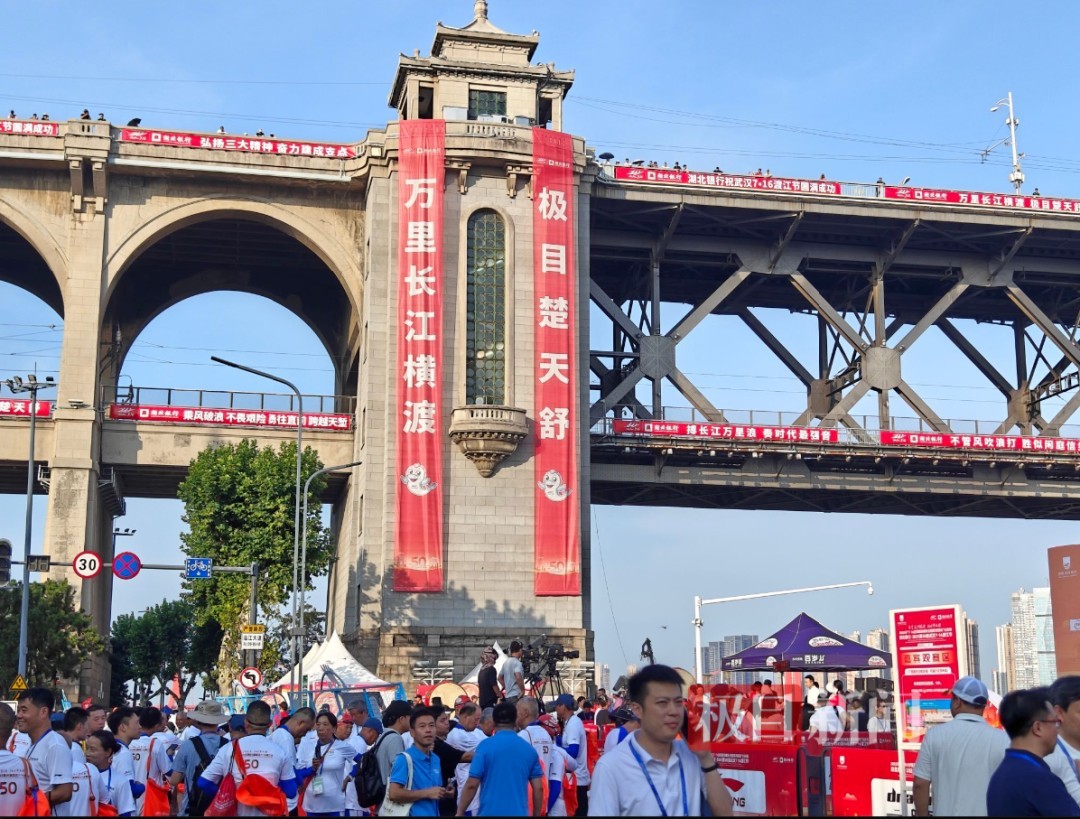 刚刚，长江桥头围满了人