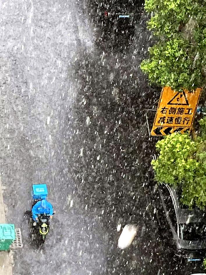 东边日出西边雨  一场“太阳雨” 暑气消几许