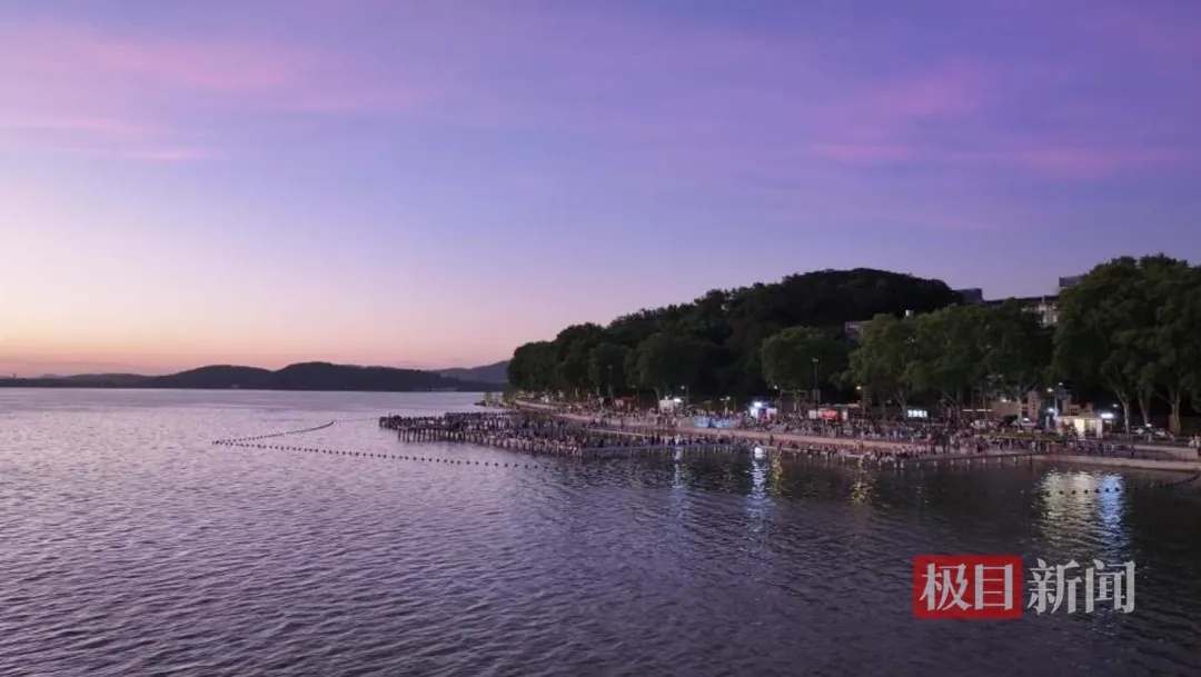 凌晨5点半，武汉上空出现绝美一幕！