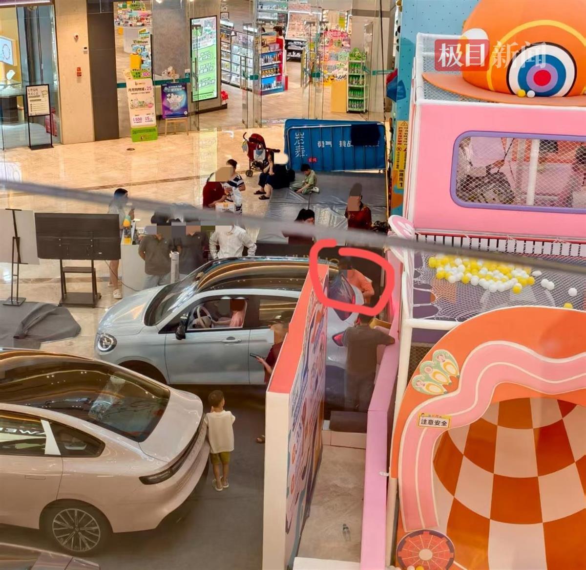 女子商场试驾展车误启动险撞到人，展车已被撤走，商场回应：场内禁止试车