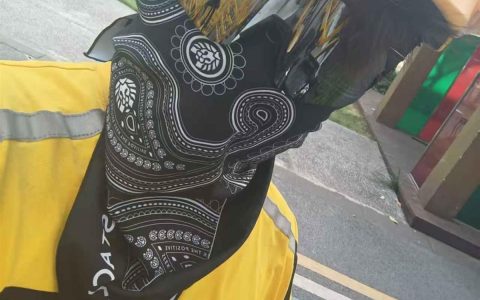 18岁小伙送外卖偶遇医院着火，将重约180斤大叔背下六楼，准备用奖金给妈妈买新手机