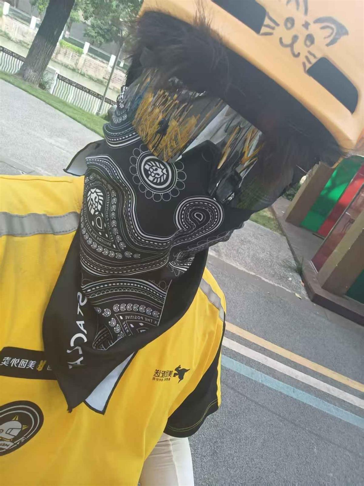 18岁小伙送外卖偶遇医院着火，将重约180斤大叔背下六楼，准备用奖金给妈妈买新手机