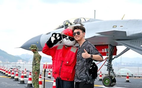 连抢3天才抢到票 在港博士生登上山东舰直呼“爽”