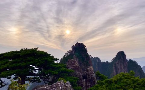 “三体”太阳？黄山现幻日奇观，专家：大气中的冰晶折射阳光造成