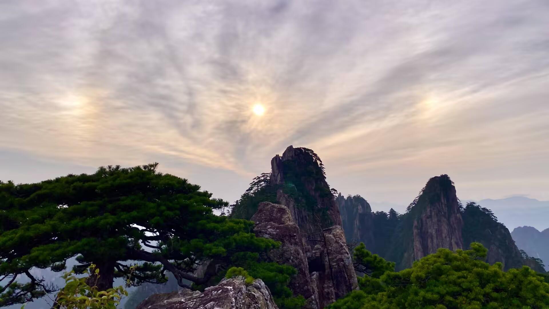 “三体”太阳？黄山现幻日奇观，专家：大气中的冰晶折射阳光造成