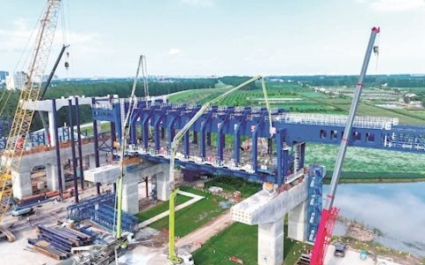“智能移动筑梁工厂”上线 荆州李埠长江公铁大桥首跨铁路现浇箱梁浇筑完成