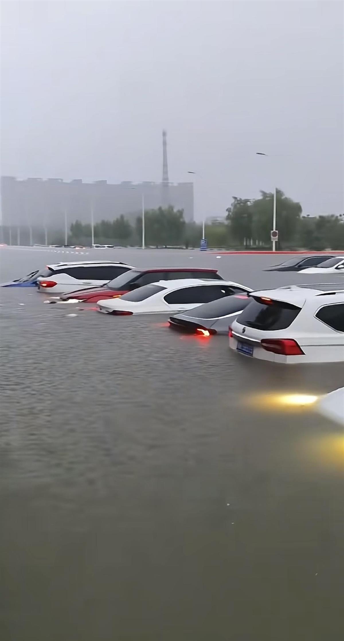 河北涿州突降暴雨道路积水快没过车窗，居民称“开车像开船”，当地：交通正逐步恢复