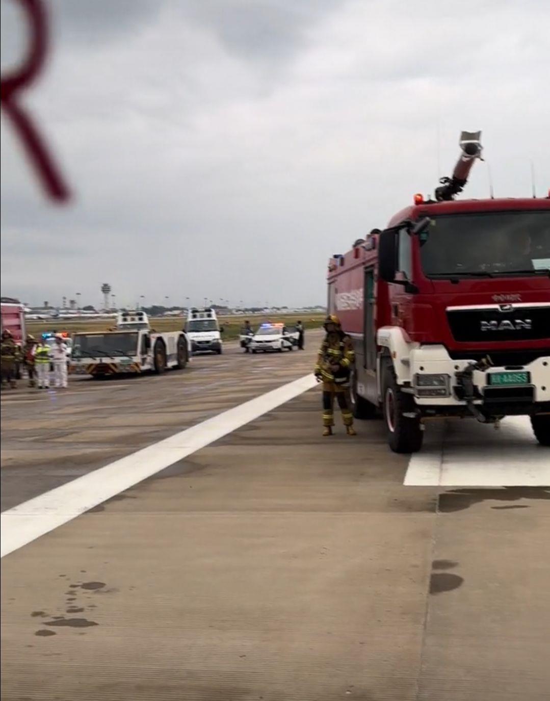 呼和浩特飞乌海客机滑行时发出巨响，乘客紧急疏散，天航：突发机械故障，4小时后换机执飞