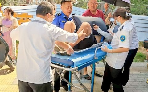 外卖小哥街头中暑晕倒 执法队员和路人合力施救