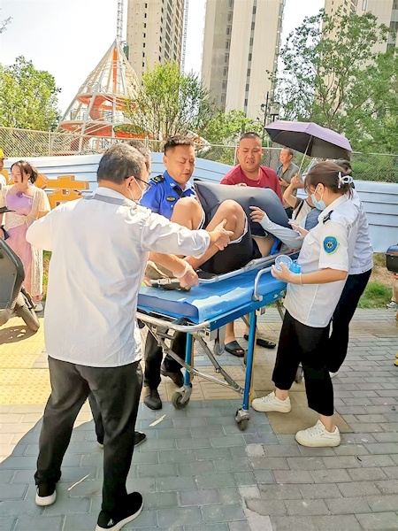 外卖小哥街头中暑晕倒 执法队员和路人合力施救