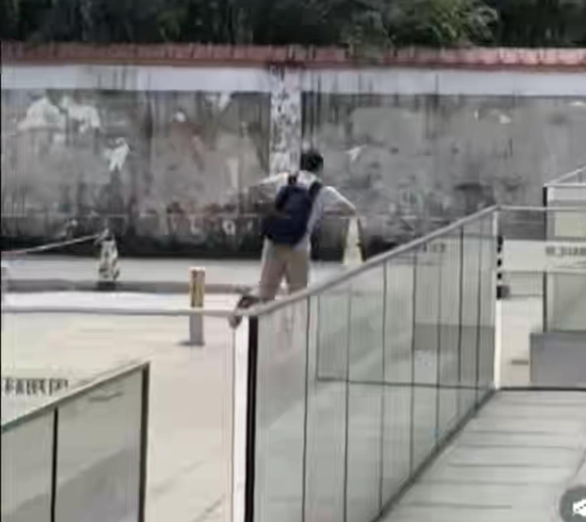 男子躲女厕隔间偷拍被抓现行，女子拍下他逃跑画面，广州警方介入