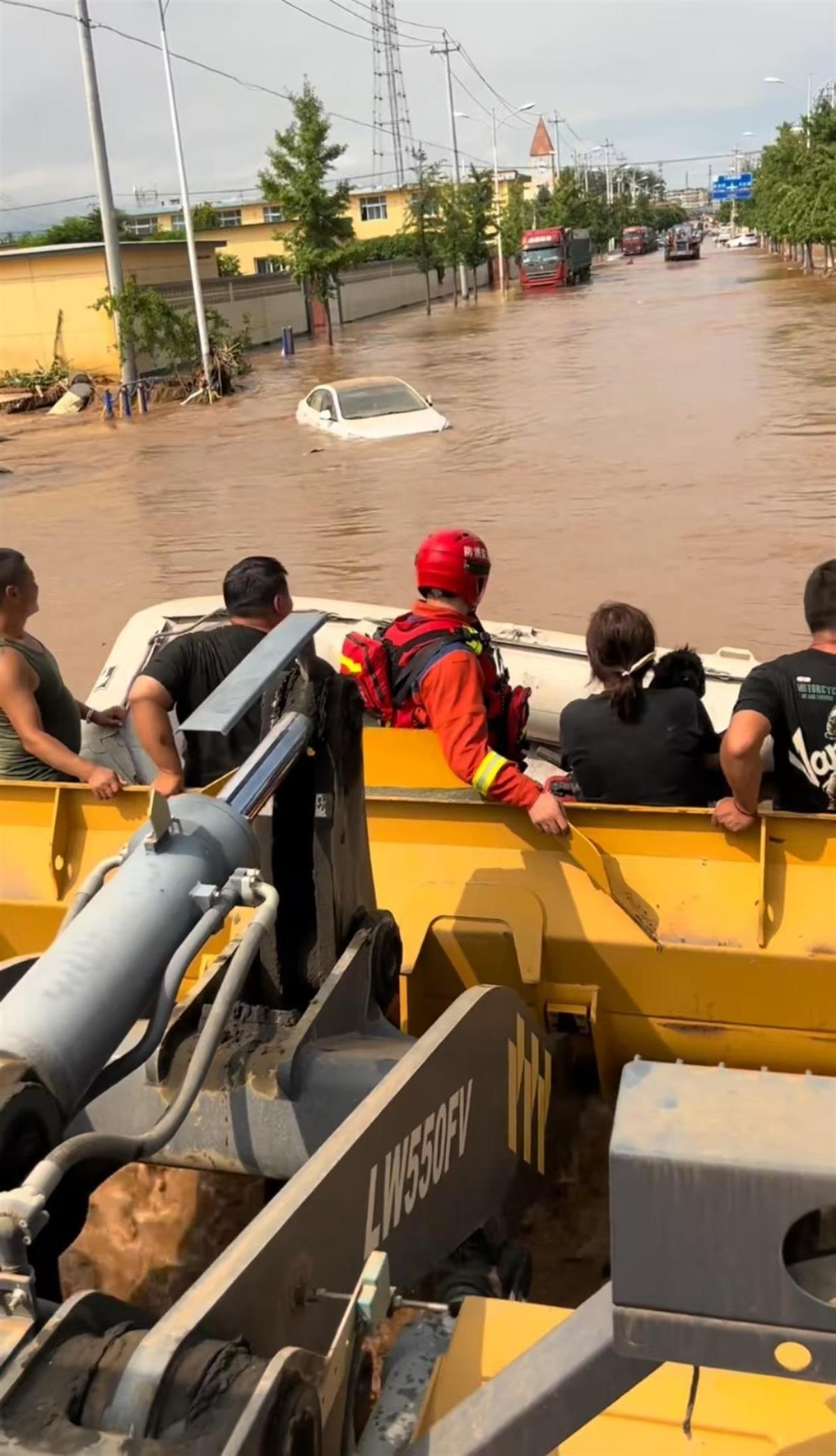 对话北京洪水中勇救百余人的铲车司机王天宇：“铲车侠”是一个群体，说我是英雄那是过誉了
