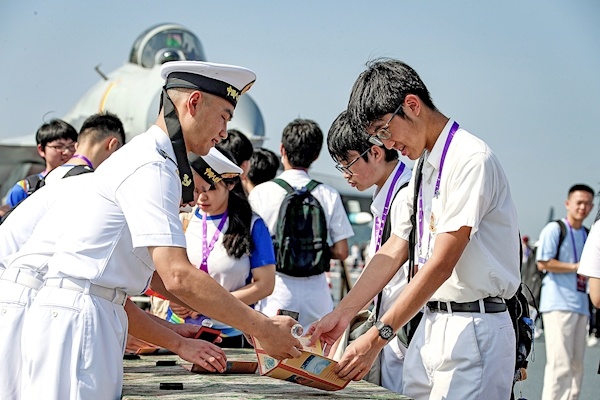 抵港第二天，“航母热”引爆香江 山东舰编队吸引近2万人次参观