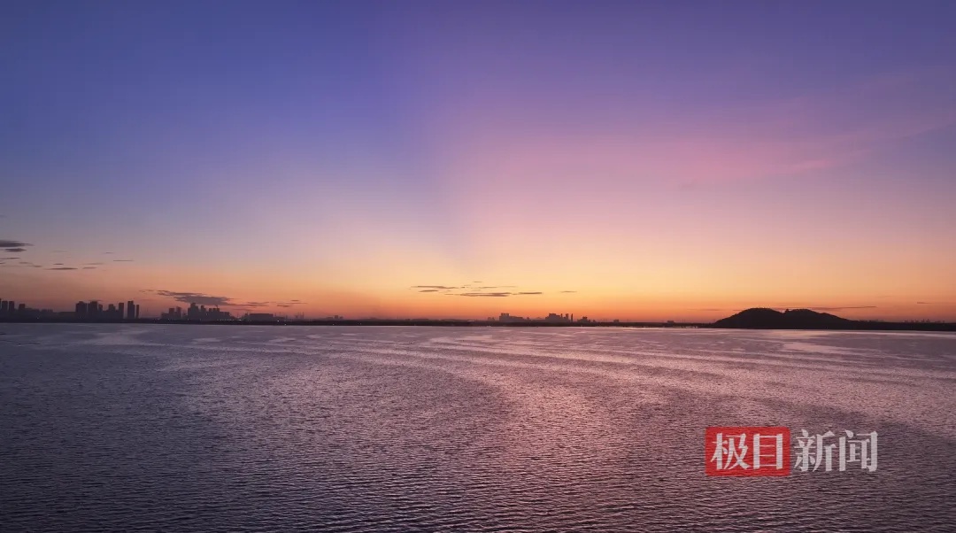 凌晨5点半，武汉上空出现绝美一幕！