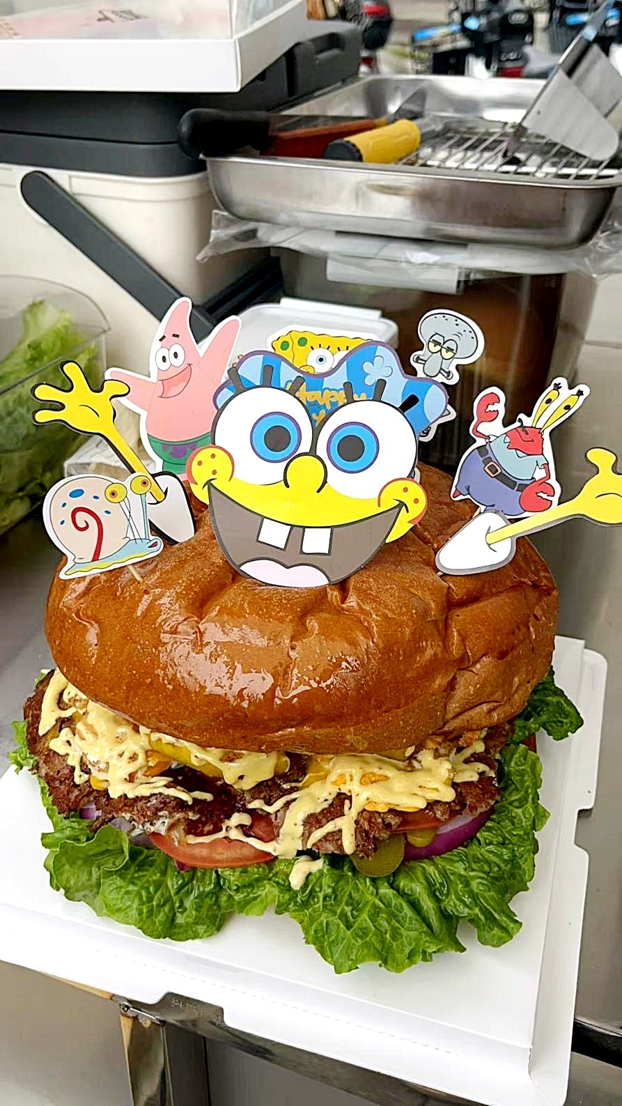 武汉有商家推出巨型生日汉堡 9寸汉堡内含6块肉饼  售价168元  年轻人钟爱打卡