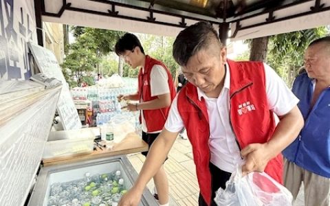 餐饮店老板连续四年在暑期设置爱心冰柜 市民排队为户外劳动者“续杯”