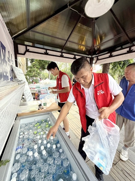 餐饮店老板连续四年在暑期设置爱心冰柜 市民排队为户外劳动者“续杯”