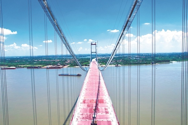 双柳长江大桥合龙  系长江上最宽的钢箱梁悬索桥 大桥通车后鄂州5分钟到武汉新洲