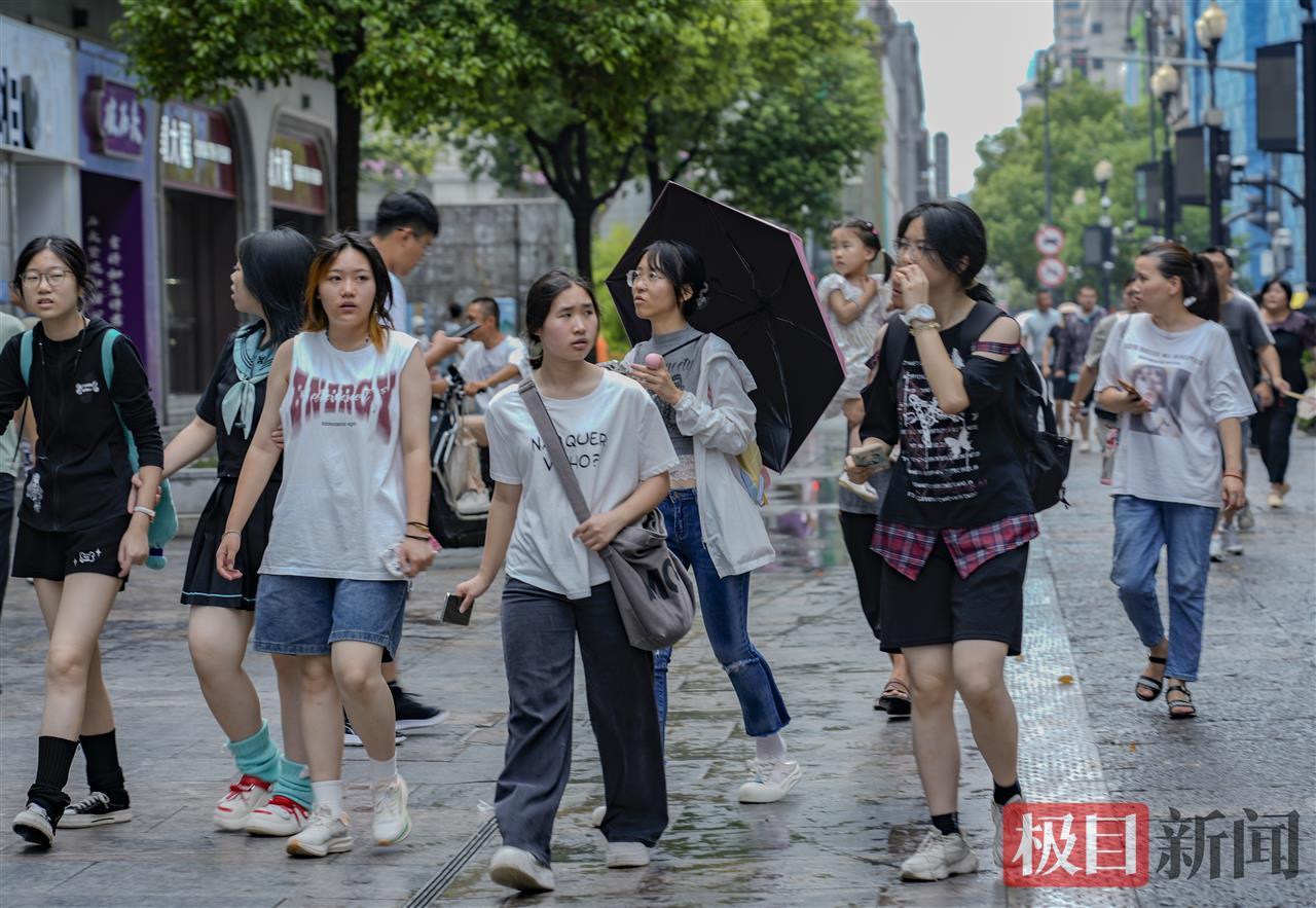 一场牛背雨后，江汉路逛街的人感觉舒适