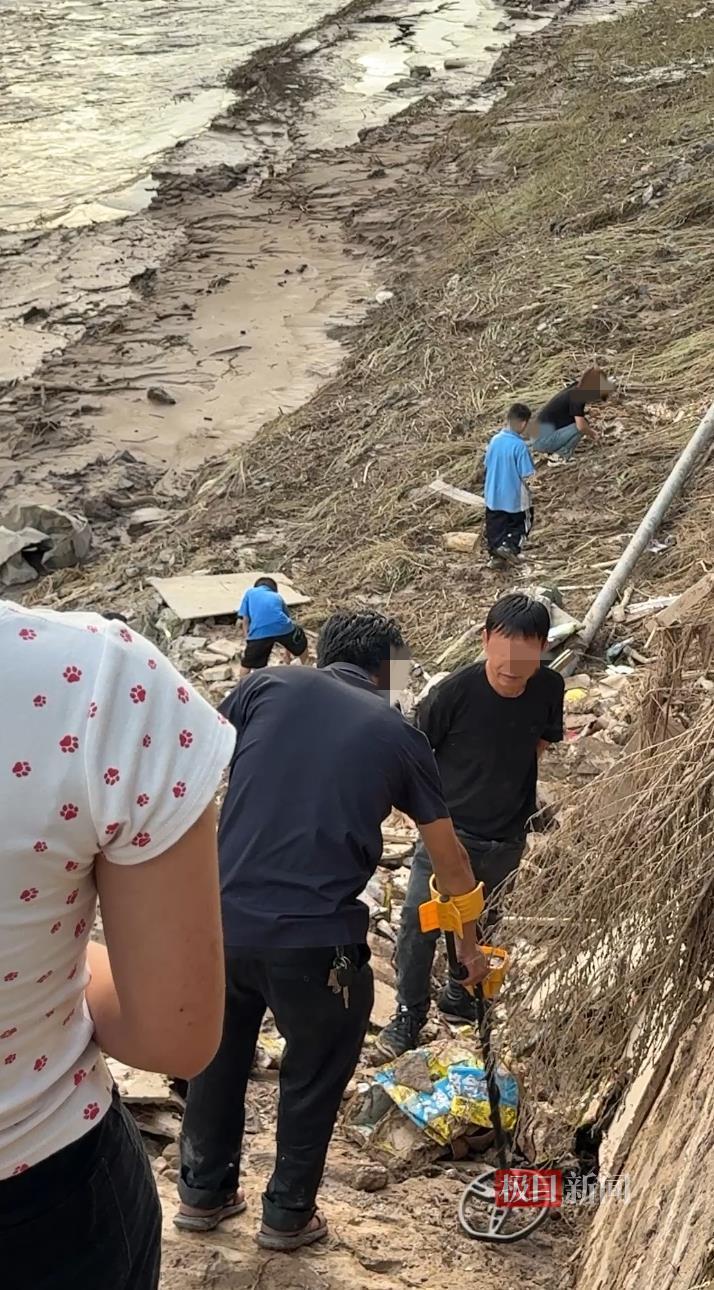 警方调查“上千万元金饰被洪水冲走”，金店：有人带探测仪找“黄金”，店方愿向归还者付酬金