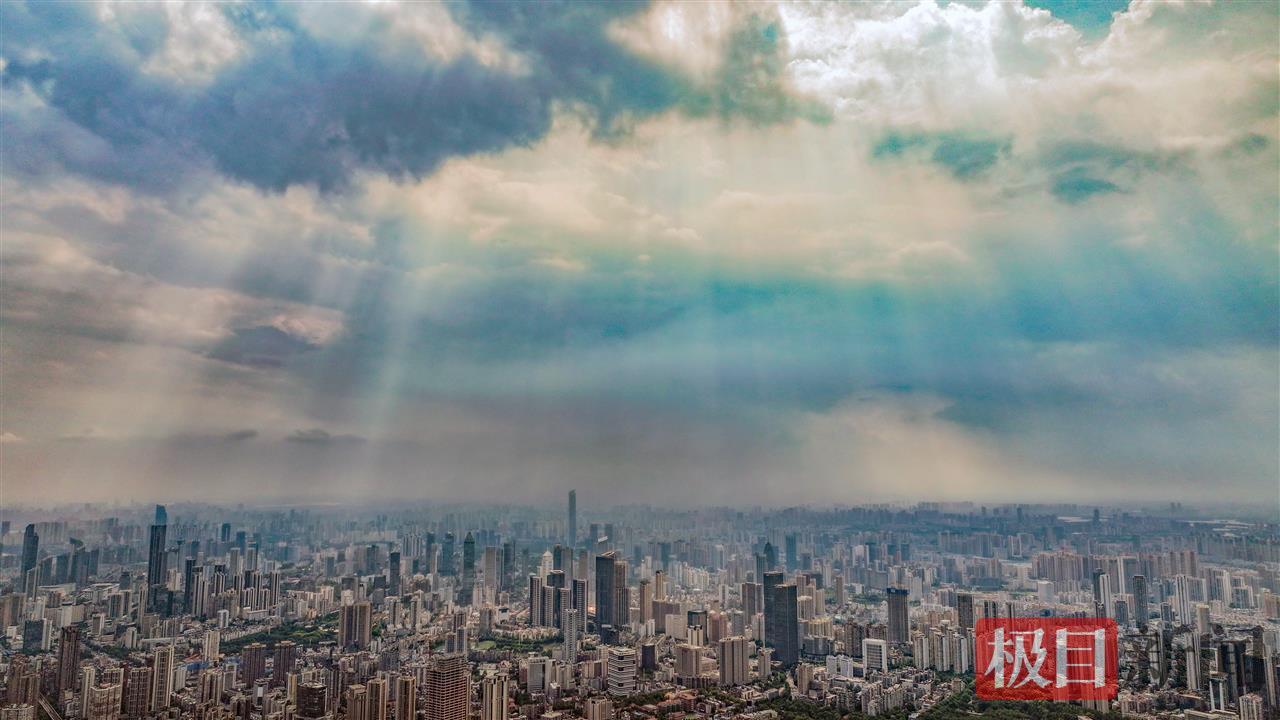 一场牛背雨后，江汉路逛街的人感觉舒适