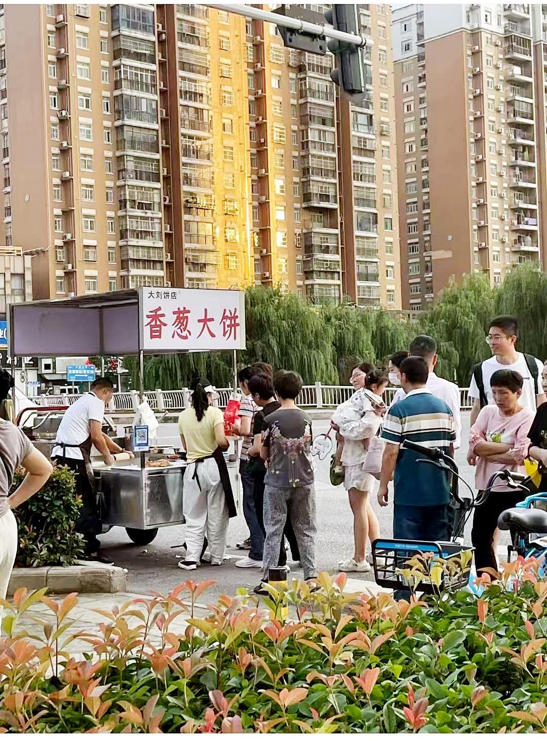 武汉街头出现众多“香葱大饼”摊 有人冒着高温排队一个多小时