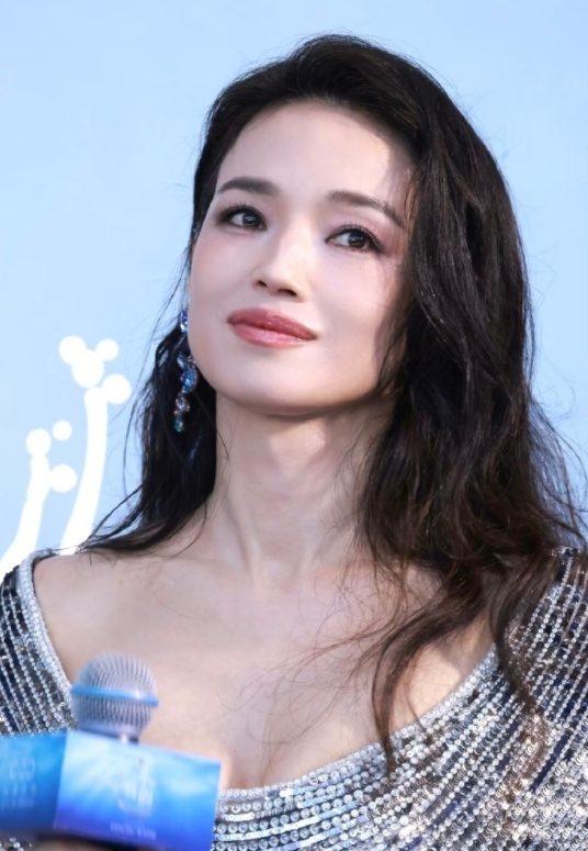 导演作品入围威尼斯电影节主竞赛单元，舒淇开心到“疯狂大叫”：感谢恩师侯孝贤和老公冯德伦