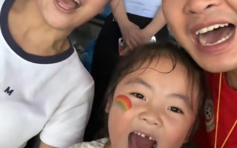 还记得当年感动全网的“外卖箱宝宝”吗 7岁的她跟着父母为“苏超”加油