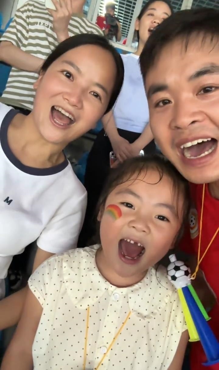 还记得当年感动全网的“外卖箱宝宝”吗 7岁的她跟着父母为“苏超”加油