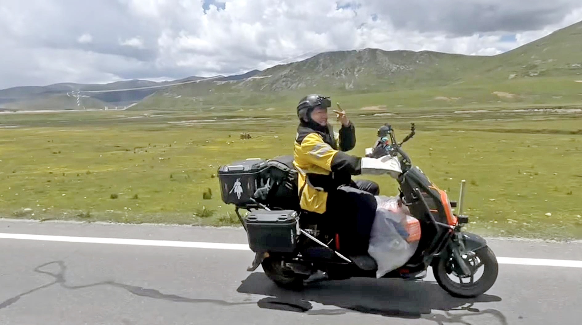 外卖小哥从衡水骑电动车去拉萨 边旅行边送外卖赚路费 说“读不了万卷书就行万里路”