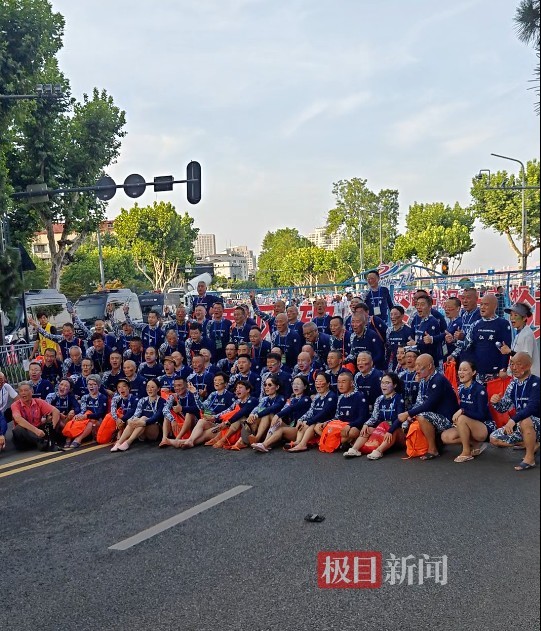 刚刚，长江桥头围满了人