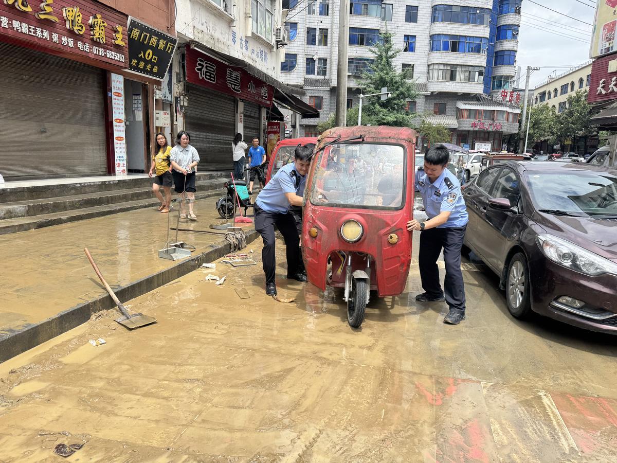 咸丰众志成城应对强降雨