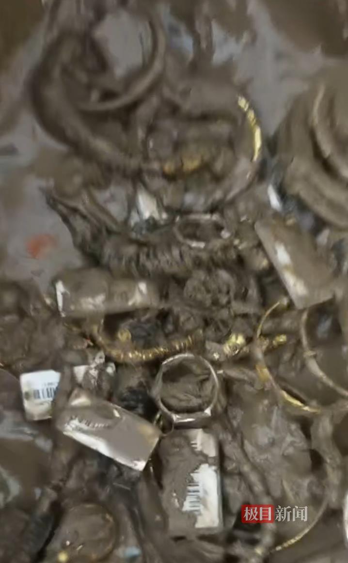 警方调查“上千万元金饰被洪水冲走”，金店：有人带探测仪找“黄金”，店方愿向归还者付酬金