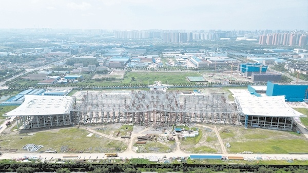 江汉平原产业交流中心主体封顶 6万根杆件拼装宛如“凤凰展翅”