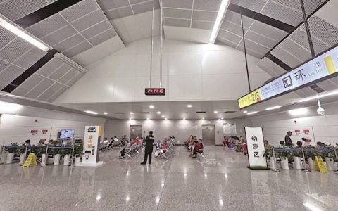 重庆在地铁站开辟纳凉区 外面40℃里面23℃