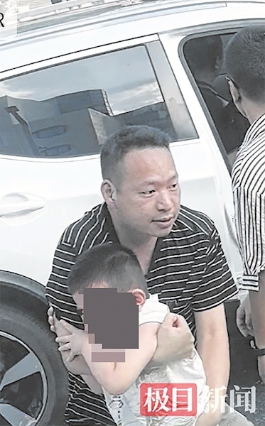 司机发病意识不清一群好人破窗施救 襄阳全网急寻救人“条纹哥”