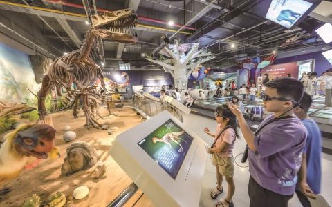 戴上高科技眼镜 穿越回恐龙时代