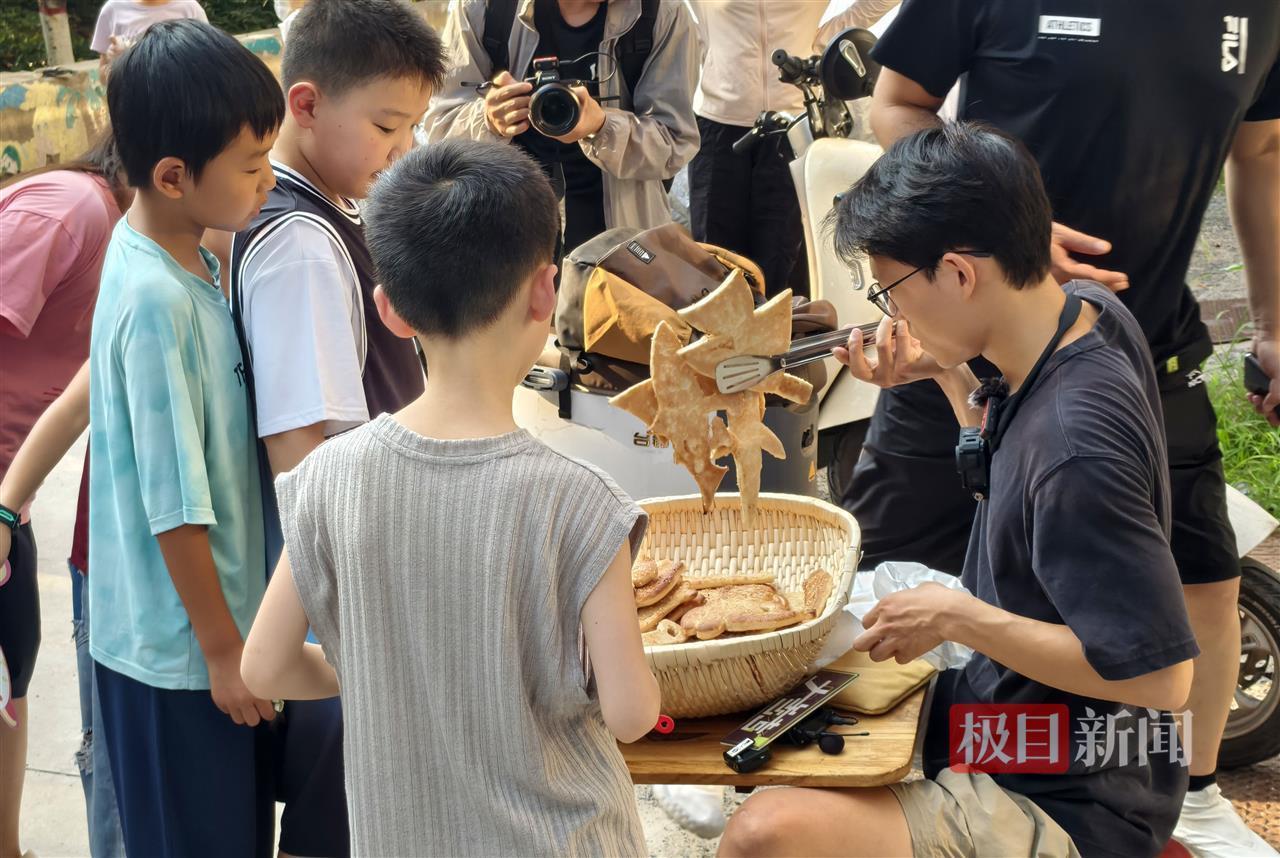 95后土木工程研究生卖烧饼涨粉两个月40万，造型百变受小朋友热捧，有家长带孩子坐车40分钟来抢购