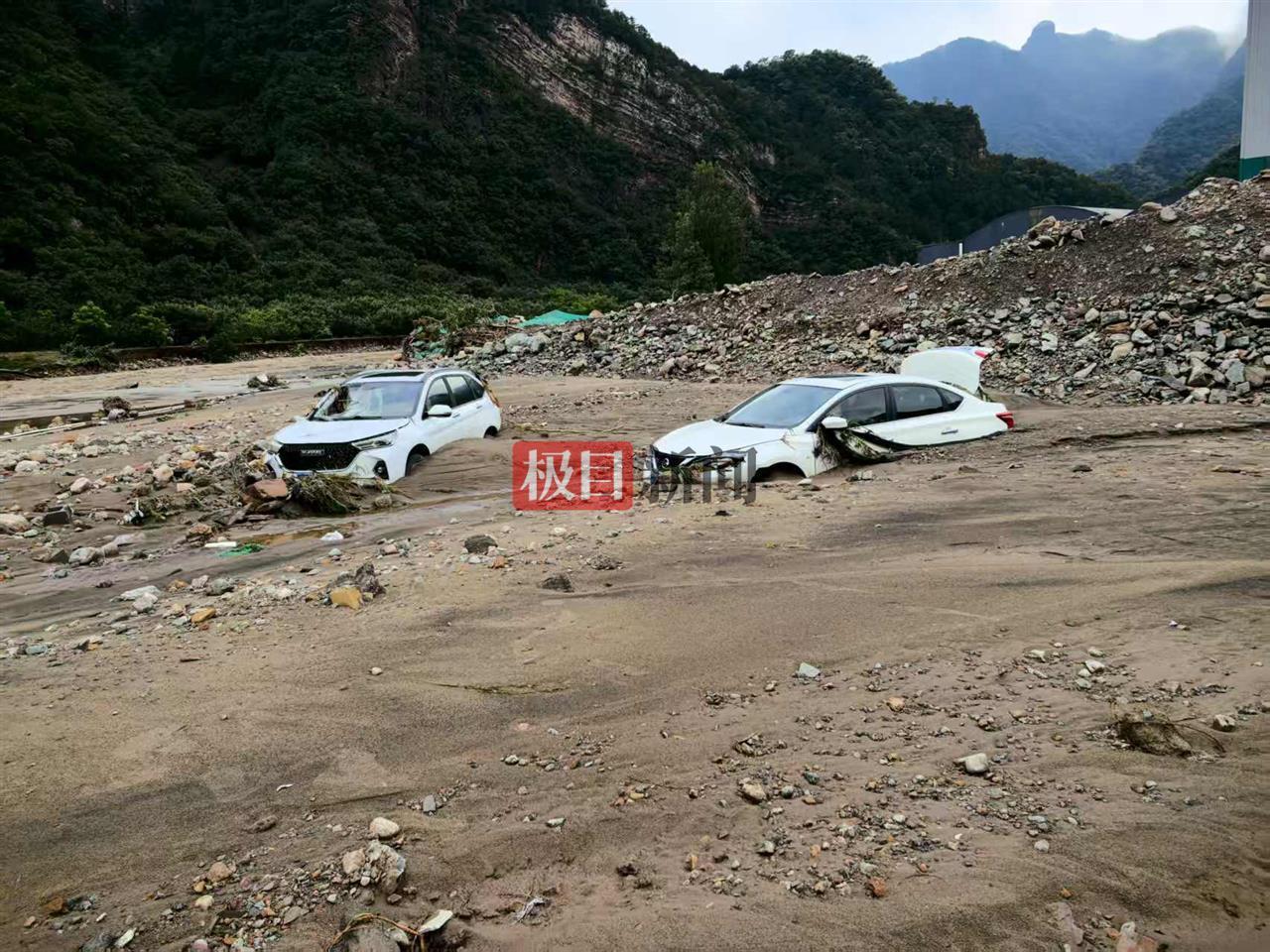 18人承德避暑遭遇山洪：凌晨3点被民宿老板叫醒往山上逃生，开来的4辆车全被冲走