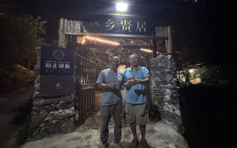 湖北小伙驱车千里为榕江送来1300斤包菜，卸菜后又到食堂当志愿者