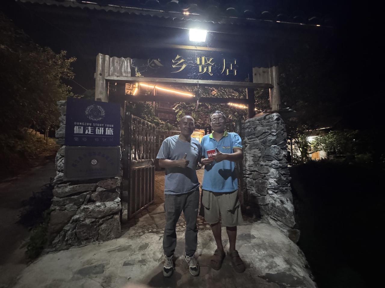 湖北小伙驱车千里为榕江送来1300斤包菜，卸菜后又到食堂当志愿者