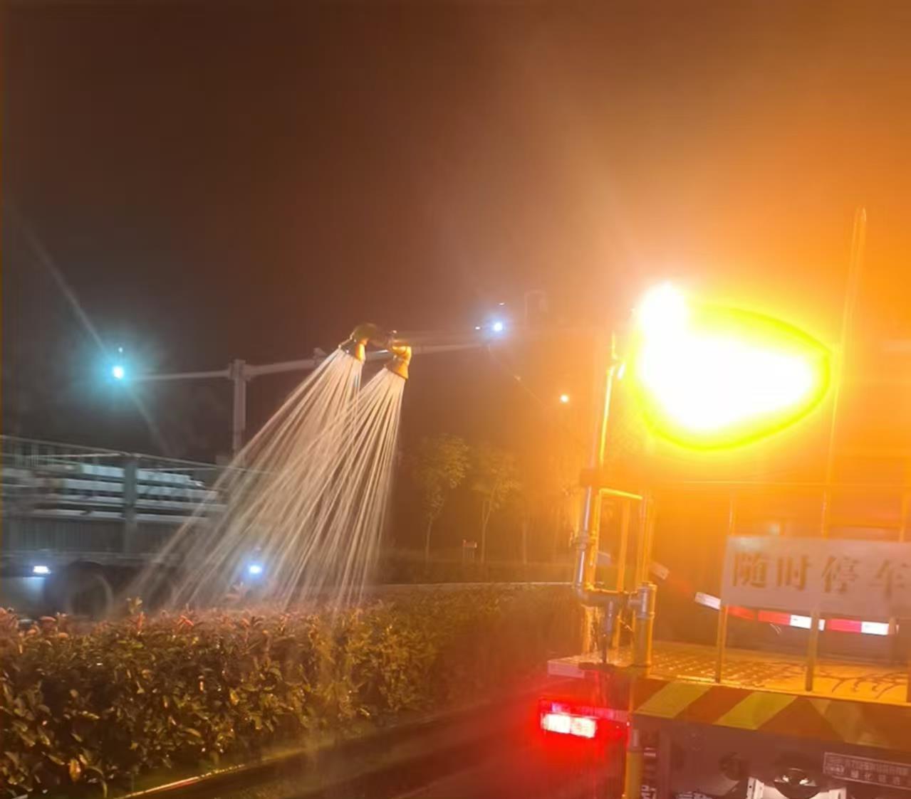 气温高炎值，亦保植物高颜值！武汉园林师傅为植物补水只争朝夕！