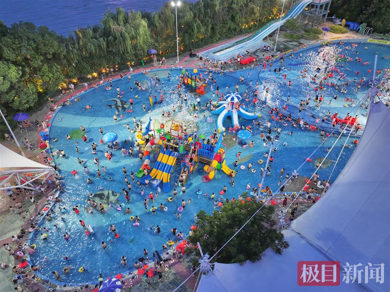 武汉夏日好去处，江滩水上乐园人气爆棚